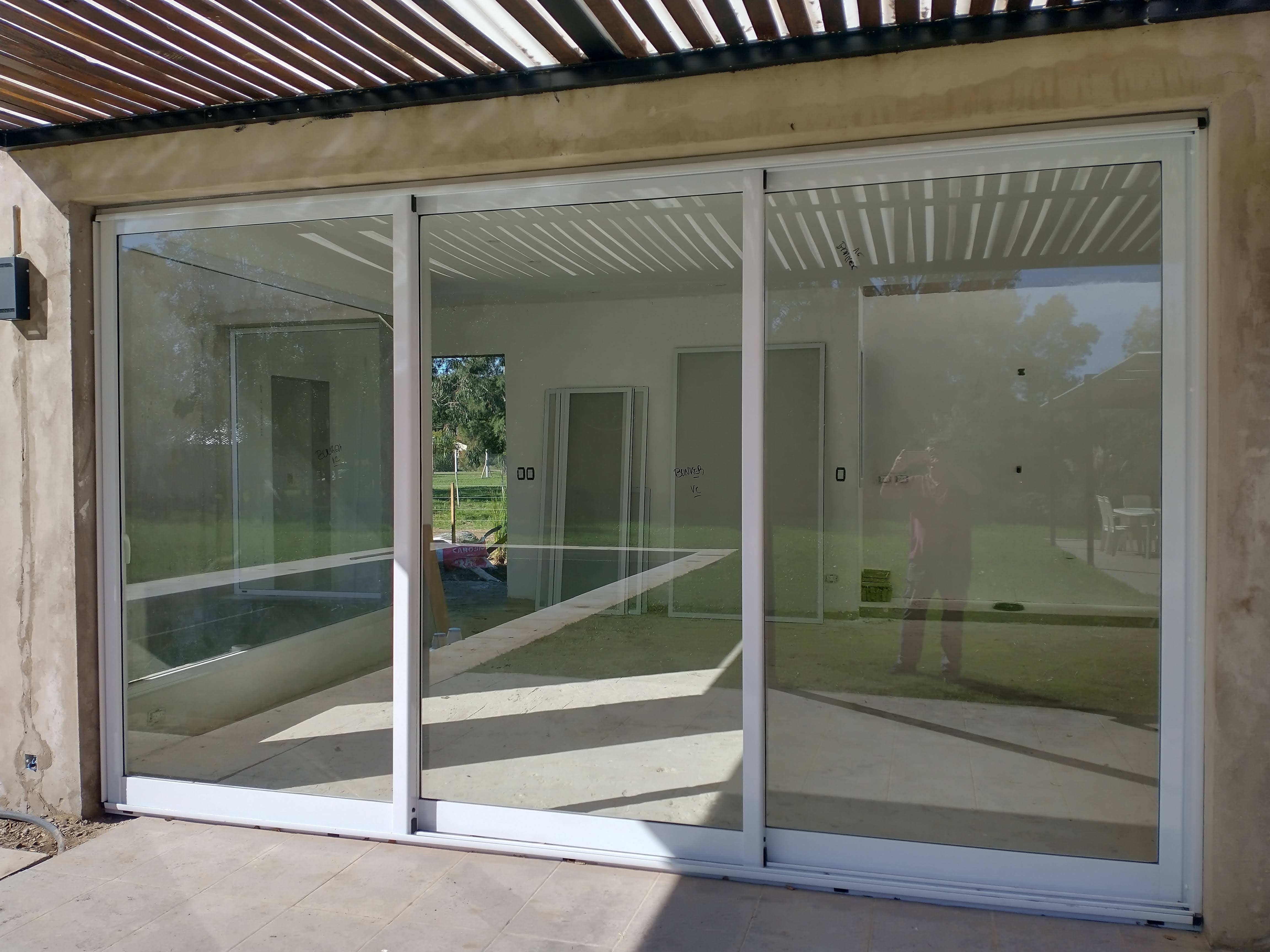 Ventana de aluminio línea A30 New Aluar — abertura premium para grandes ventanales y DVH