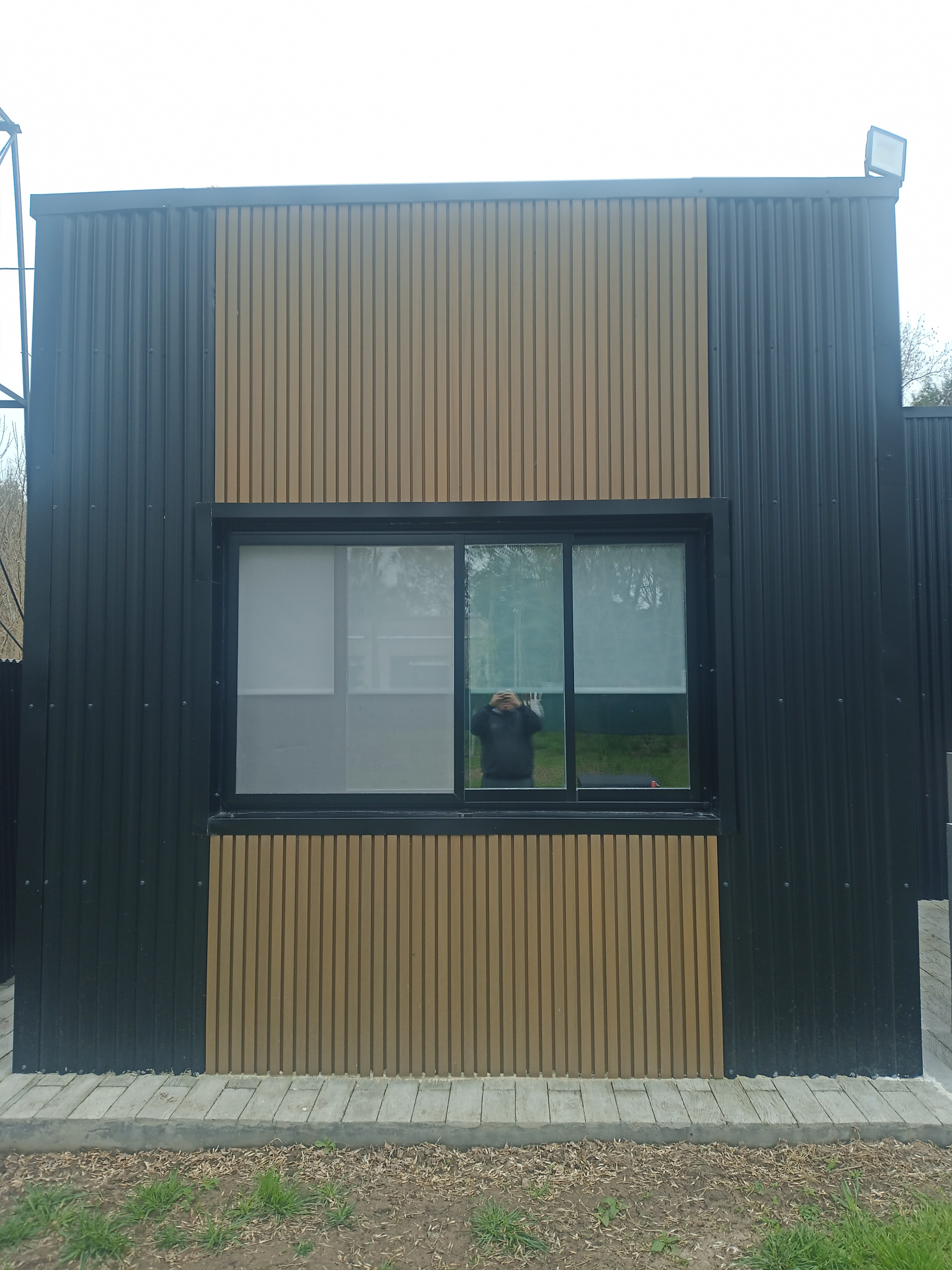 Ventana de aluminio línea Módena Aluar — abertura con doble contacto y felpas de alta densidad