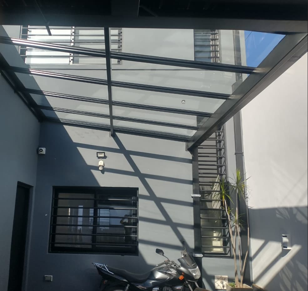 Techo vidriado con estructura de aluminio y vidrio laminado de seguridad