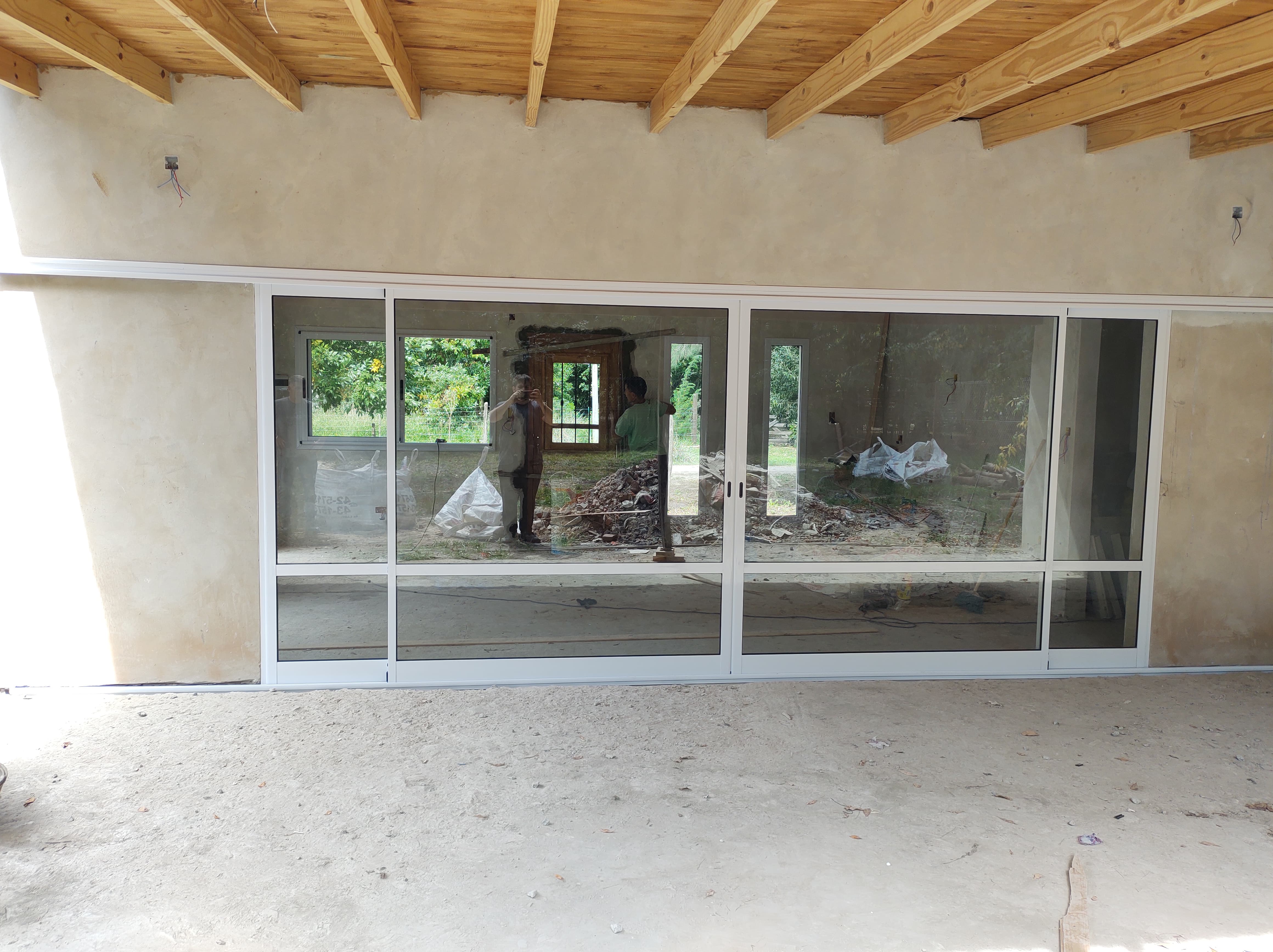 Obra de aberturas de aluminio realizada por Búnker II — proyecto residencial en Chascomús